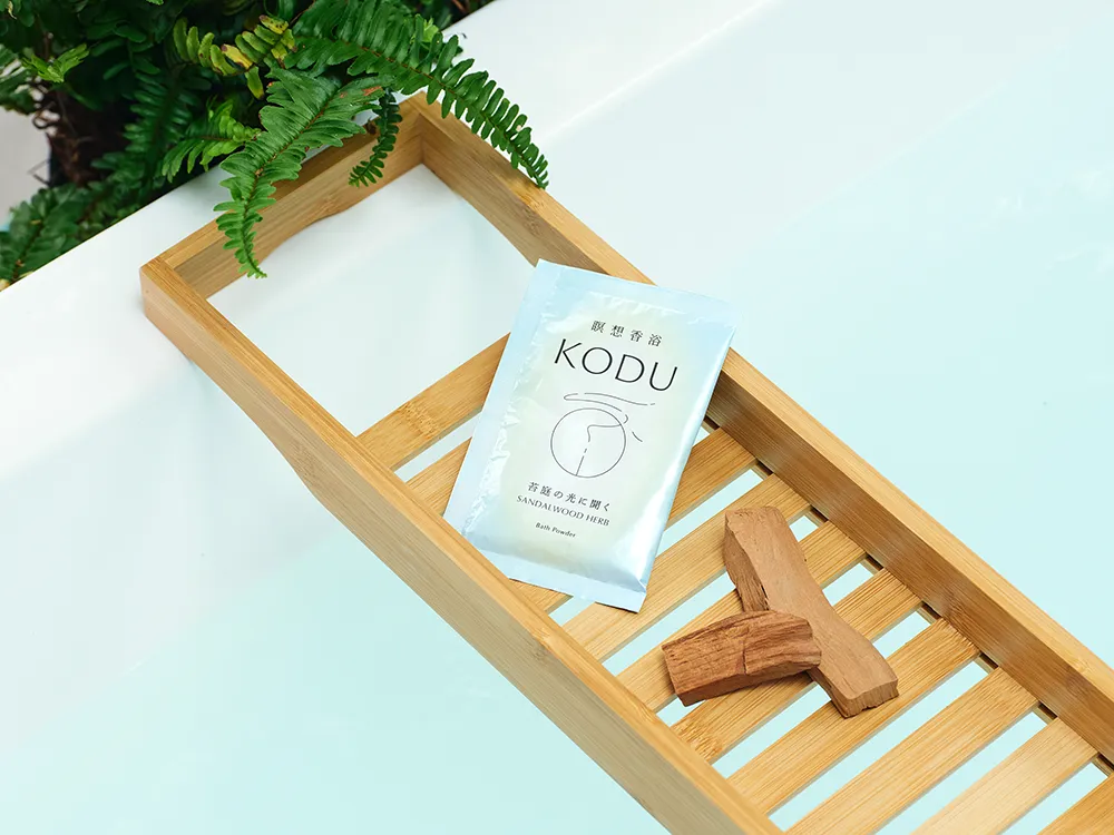 調香師監修で、香木の奥深さを表現したこだわりのウッディノート